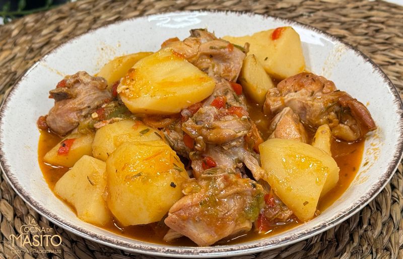 Plato de conejo guisado con patatas y salsa casera con tomate frito de @hida_alimentacion
