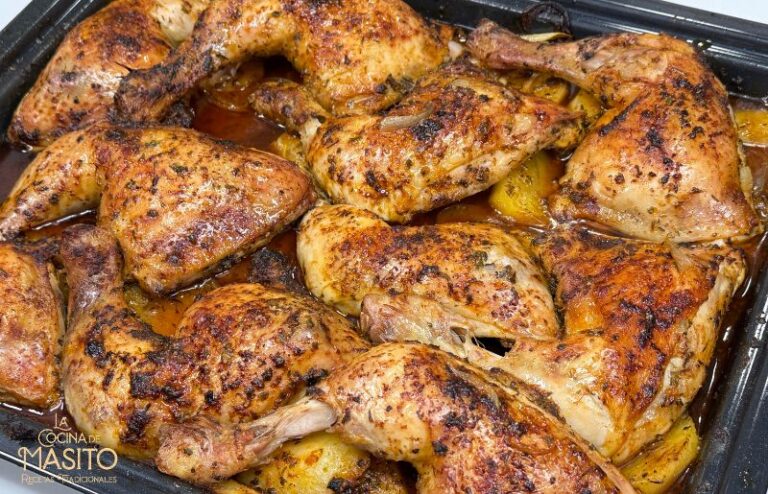 Bandeja de pollo marinado al horno con patatas y cebolla