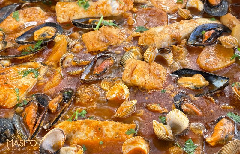 Zarzuela de pescado y marisco con pescado congelado servida en cazuela, con mejillones, langostinos y pescado blanco.