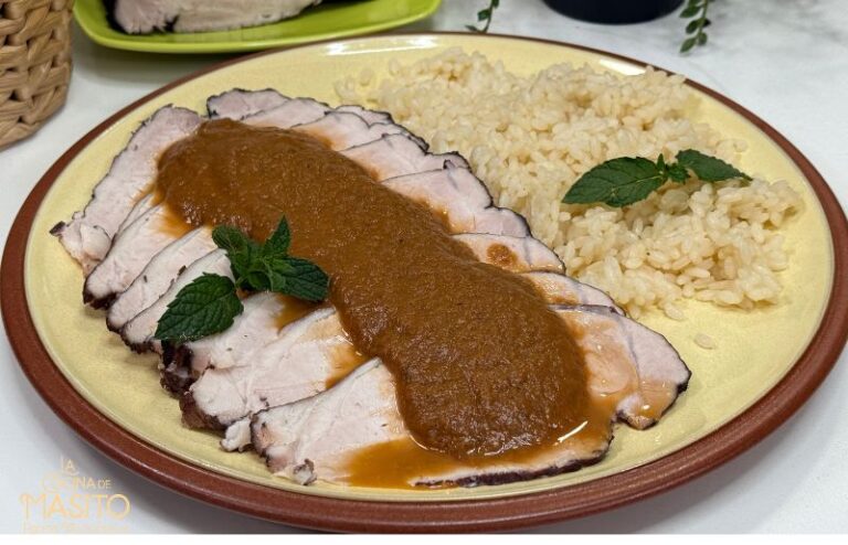 Plato de lomo de cerdo en salsa de vino acompañado de puré de patata.