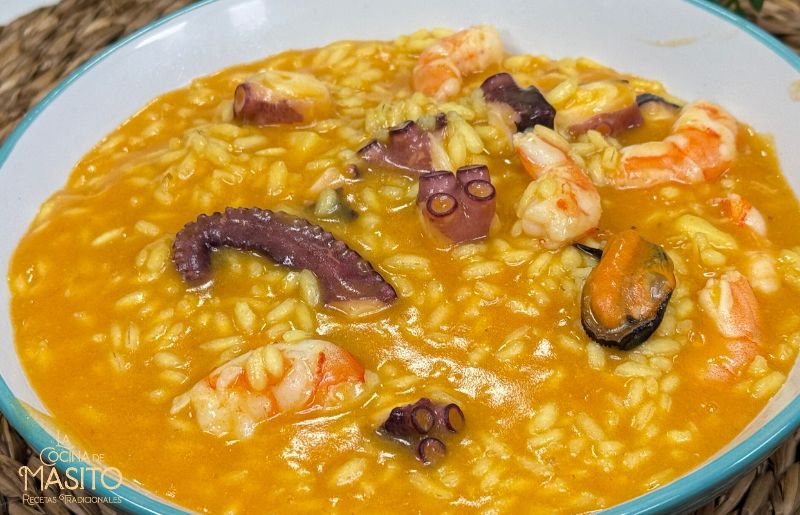 Arroz meloso de langostinos, sepia, pulpo y mejillones con sofrito casero y caldo de marisco.