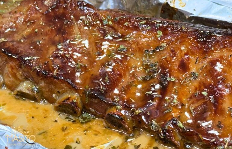 Costillas de cerdo asadas con miel y salsa de cebolla caramelizada, tiernas, jugosas y con un glaseado dulce y aromático.