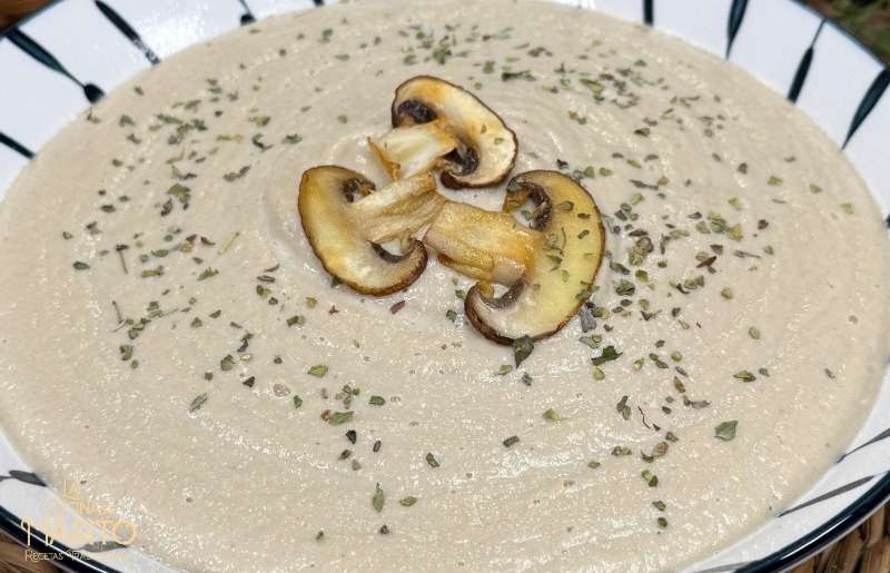Plato de crema de champiñones con pollo y queso manchego, una receta casera cremosa y llena de sabor, elaborada con setas shiitake y champiñones portobelo.