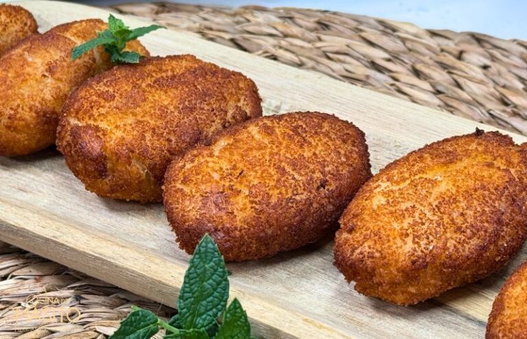 Receta de croquetas caseras de jamón y cebolla caramelizada, con bechamel suave y rebozado crujiente.