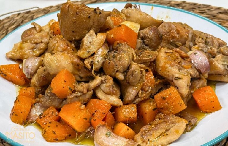 Plato de pollo al ajillo con calabaza especiada, una receta casera con ajo dorado y vinagre de Jerez.