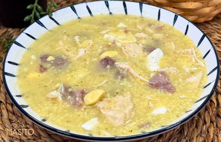 Plato hondo con sopa maravilla casera, pollo, morcillo, verduras y huevo picado.