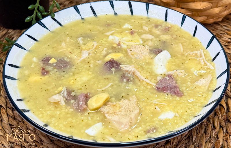 Plato hondo con sopa maravilla casera, pollo, morcillo, verduras y huevo picado.