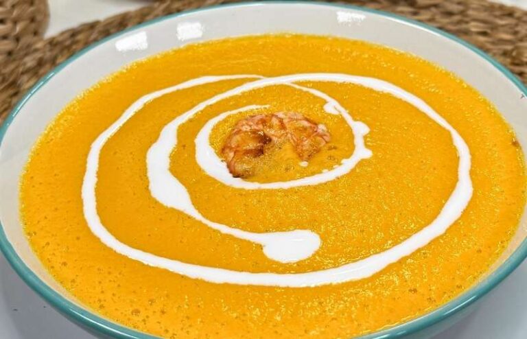 Crema de gambones servida con leche de coco