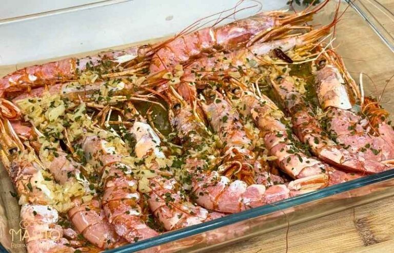 Gambones al horno en salsa bilbaína, una receta rápida, fácil y llena de sabor. Perfecta para cualquier ocasión y lista en pocos minutos.