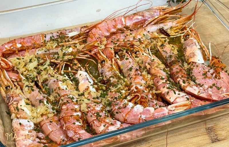 Gambones al horno en salsa bilbaína, una receta rápida, fácil y llena de sabor. Perfecta para cualquier ocasión y lista en pocos minutos.