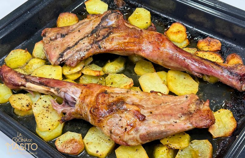 Paletilla de cordero lechal al horno con patatas, miel y limón. Una receta sencilla, jugosa y llena de sabor, perfecta para una comida especial.