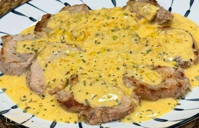 Aprende a preparar un solomillo de cerdo en salsa de cheddar rojo, una receta rápida, cremosa y llena de sabor. Perfecta para cualquier ocasión.