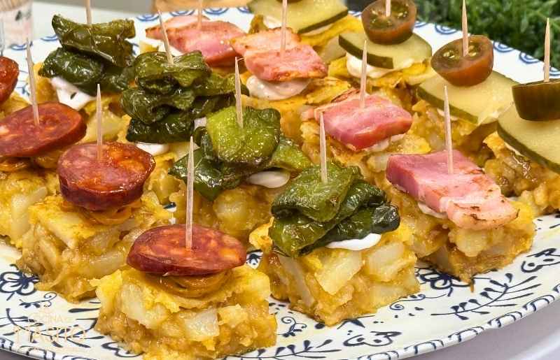 Canapes de tortilla de patata con varios ingredientes
