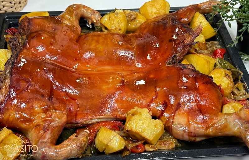 Cochinillo asado al horno con patatas panaderas crujientes