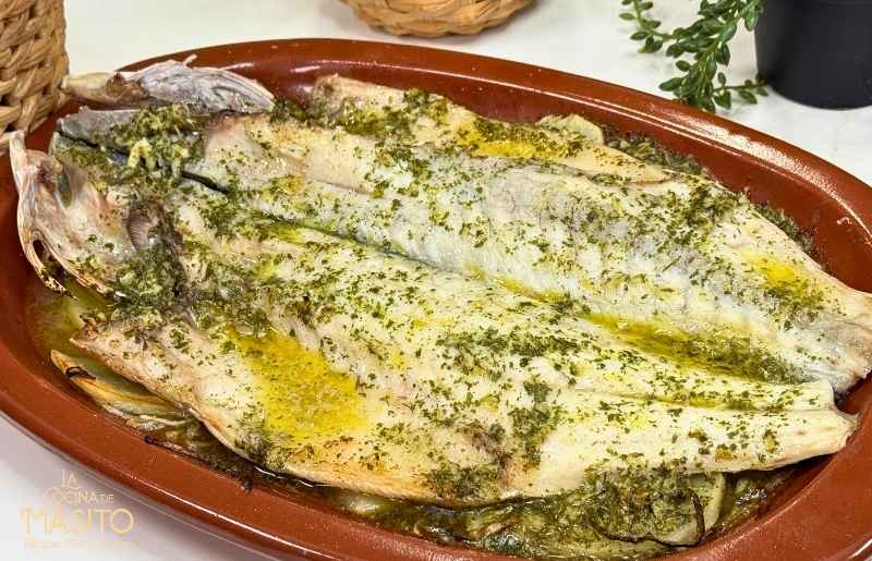 Lubina al horno con patatas panaderas y majado de ajo y perejil