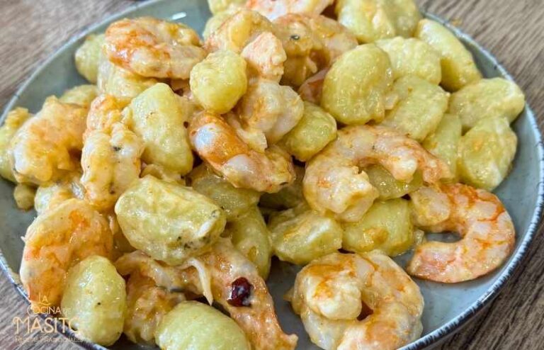 Plato de ñoquis con langostinos y alioli Ybarra