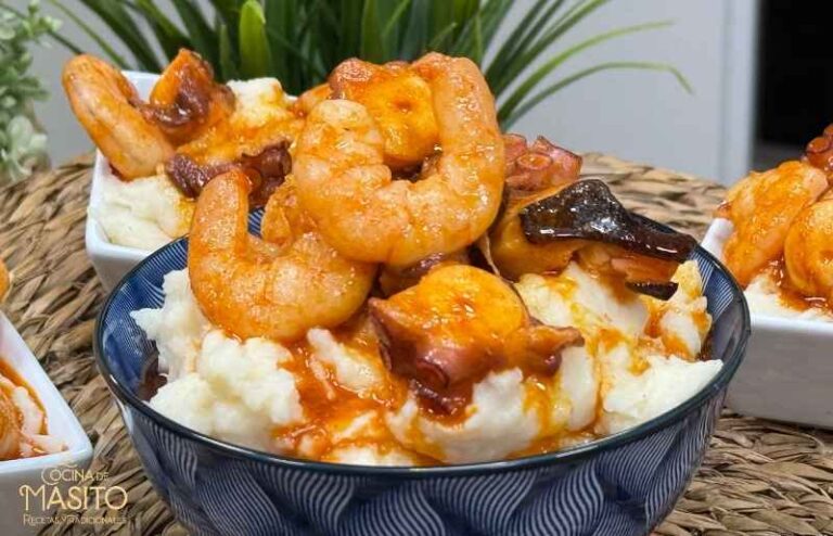 Parmentier de patata con pulpo y langostinos al ajillo en cuencos individuales