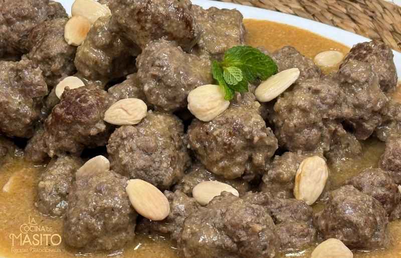 Albóndigas de ternera en salsa de almendras tradicional