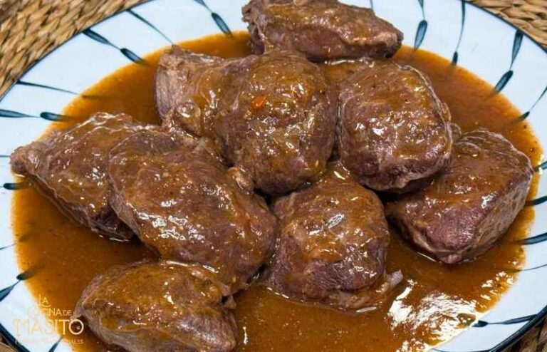 Carrilleras de cerdo tradicionales cocinadas a fuego lento con salsa casera