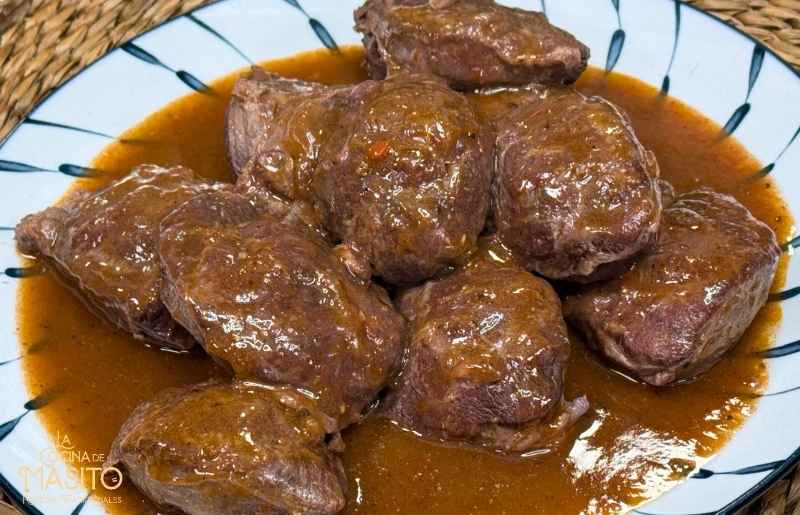 Carrilleras de cerdo tradicionales cocinadas a fuego lento con salsa casera