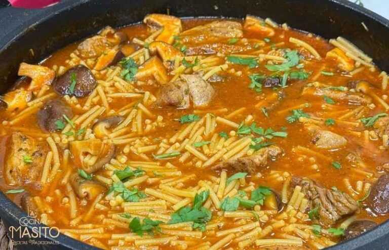azuela de fideos con costillas de cerdo y setas
