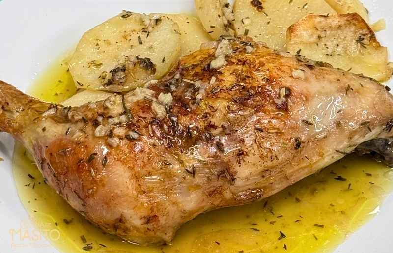 Contramuslos de pollo asados con limón y patatas al horno
