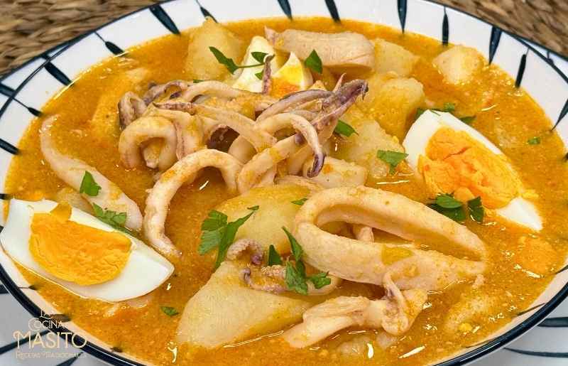 Guiso marinero de patatas con sepia, calamares y huevo cocido