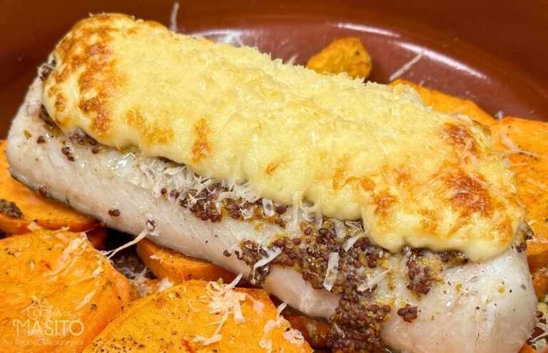 Merluza gratinada con mayonesa y queso sobre base de boniato