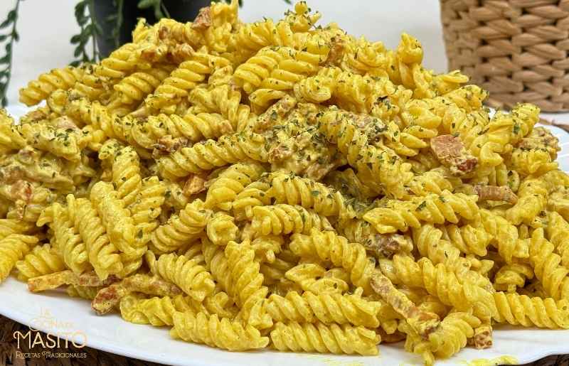 Pasta cremosa con bacon, queso crema y curry suave