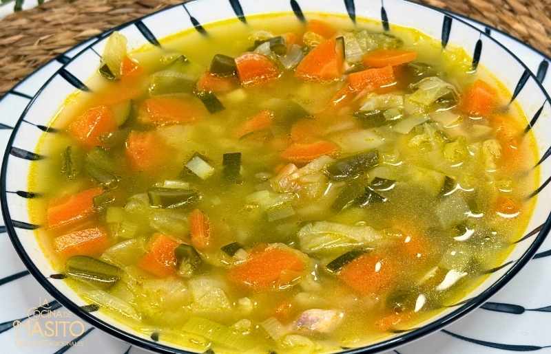 Sopa depurativa de pollo y verduras casera y ligera