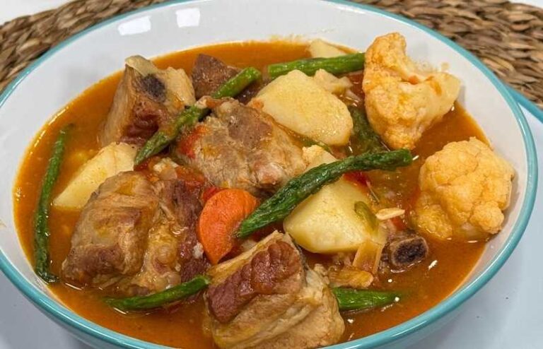 Patatas con costillas y verduras