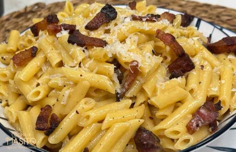 Macarrones en salsa carbonara original con guanciale