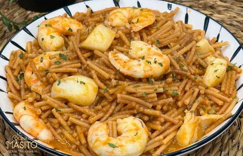 Cazuela de fideos con langostinos y sepia