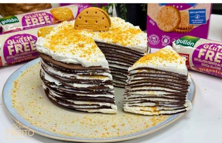 Tarta de creps de chocolate con galletas y nata