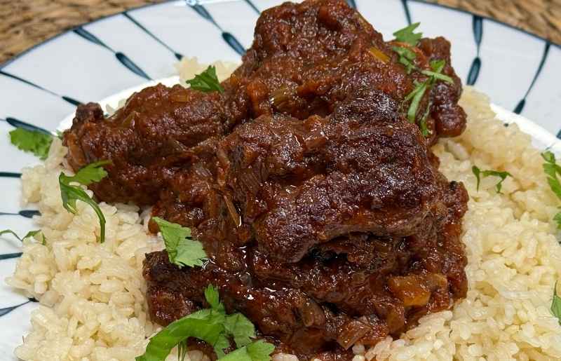 costillas de cerdo con tomate y vino tinto