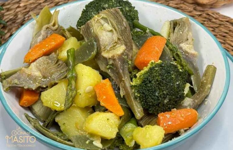 menestra de verduras casera con brócoli, alcachofas, zanahoria y judías verdes salteadas con ajo