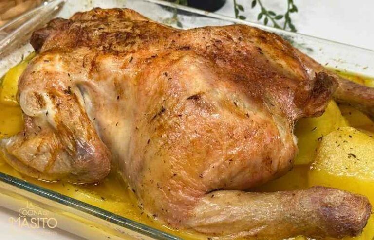 pollo al horno con mantequilla y patatas doradas