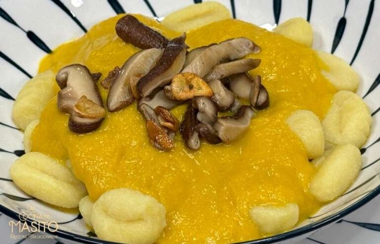 ñoquis con crema de puerros zanahoria queso manchego y setas shiitake