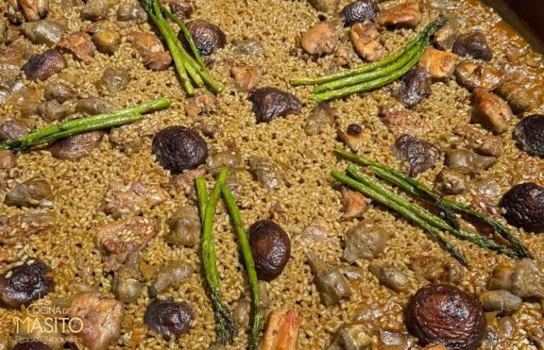 Paella de pollo con setas shiitake y alcachofas recién hecha