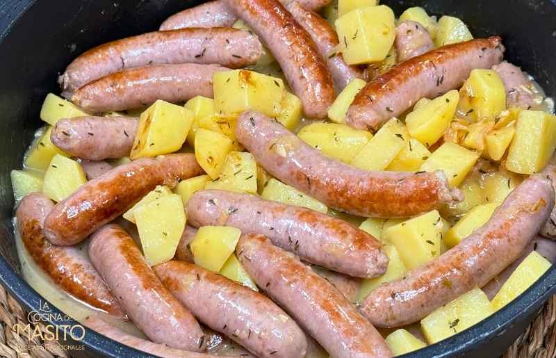 Salchichas frescas con patatas cocinadas al vino blanco