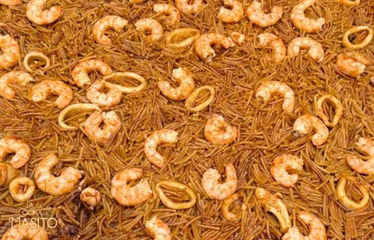 fideuá casera de chipirones y langostinos cocinada en paella grande
