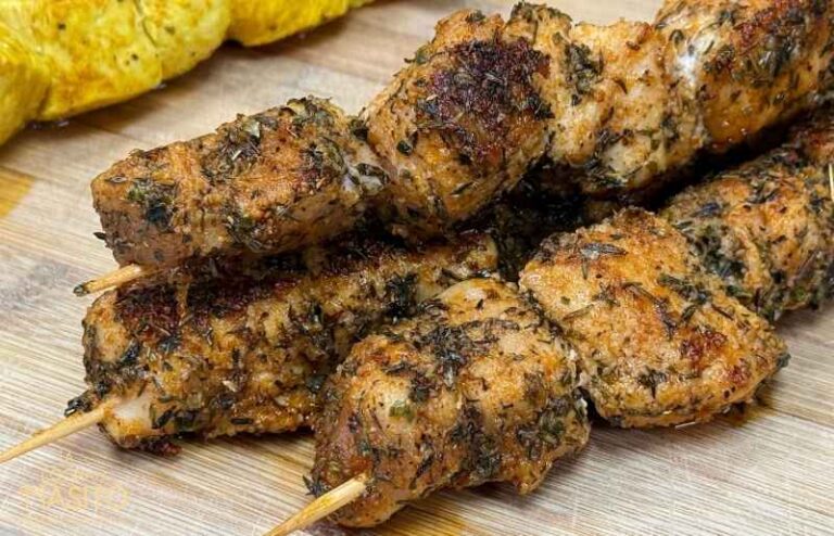 Brochetas de pollo adobadas con especias