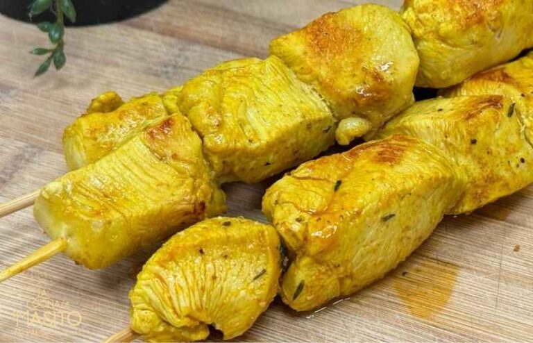 Brochetas de pollo al curry de madrás