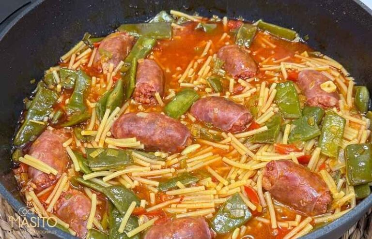 Cazuela de fideos con chorizo servida recién hecha en plato hondo