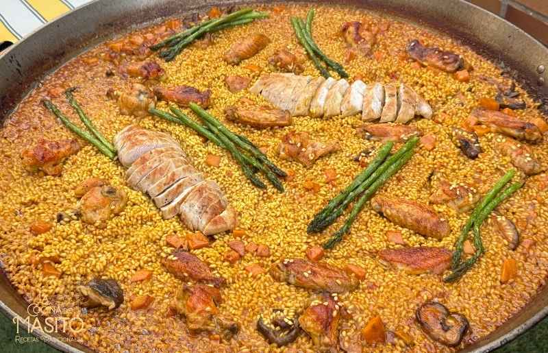Paella de pollo y pavo con verduras