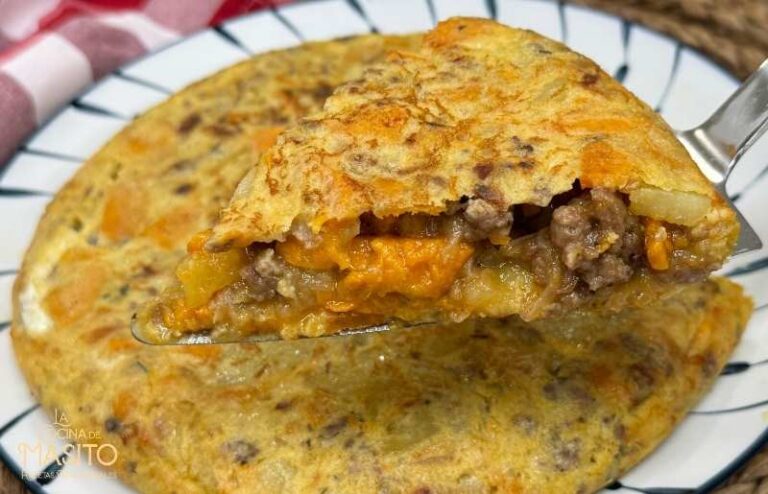 Receta de tortilla de patata y boniato rellena de carne picada
