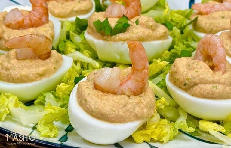 Huevos rellenos de langostinos al ajillo decorados con un langostino encima