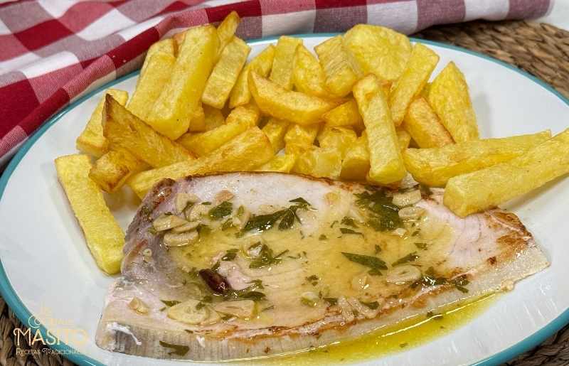Emperador al ajillo con vinagre de vino blanco acompañado de patatas fritas hechas en air fryer.