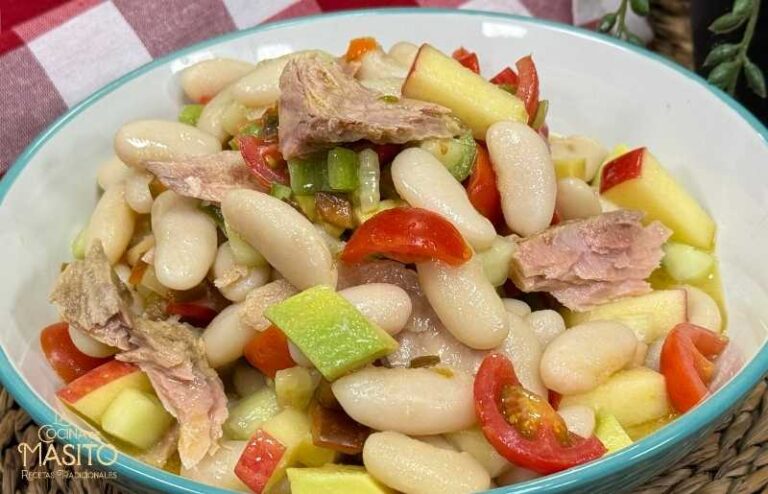 Ensalada de fabes frescas con verduras, atún y vinagreta casera.