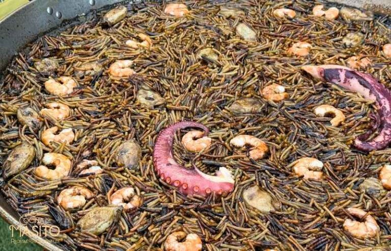 Fideua negra de pulpo y langostinos